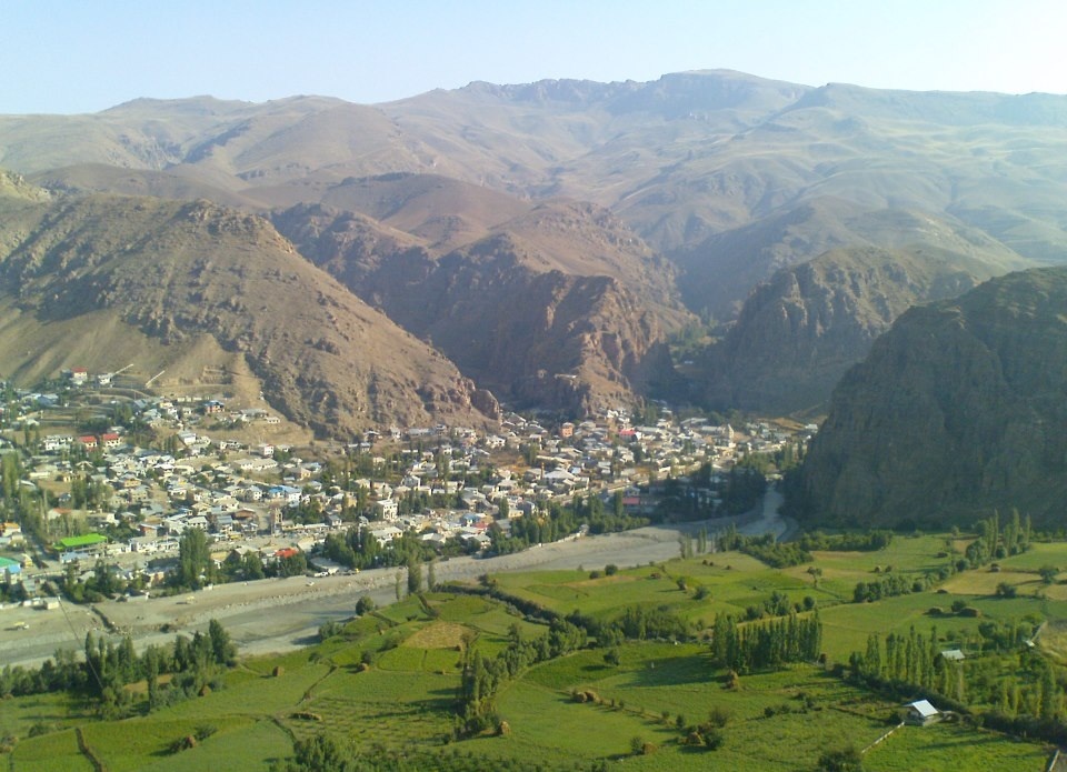 زمین کوهستانی نور